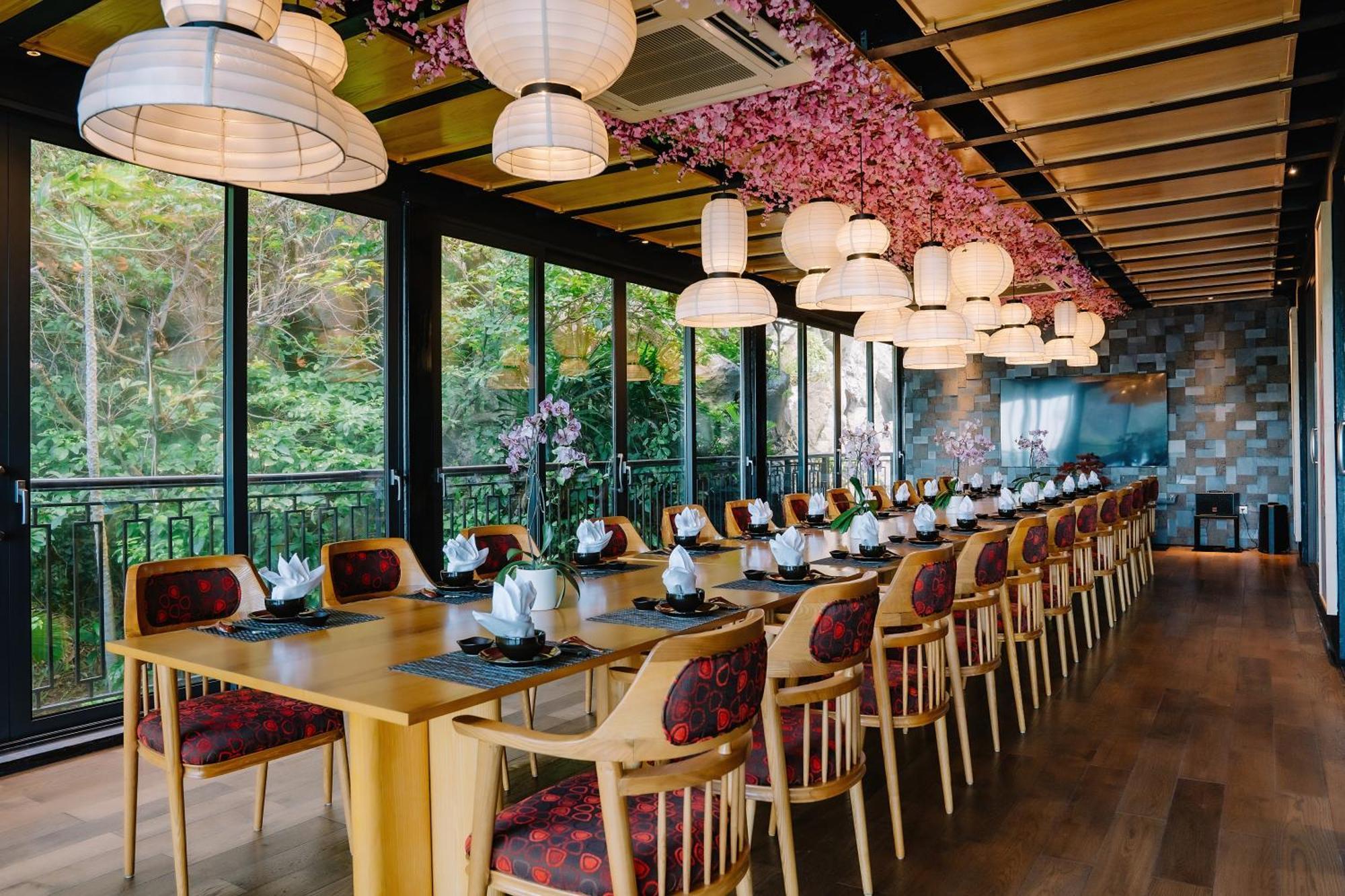Hotel Perle D'Orient Cat Ba - Mgallery Chan Chau Exteriér fotografie Restaurant in Kyoto